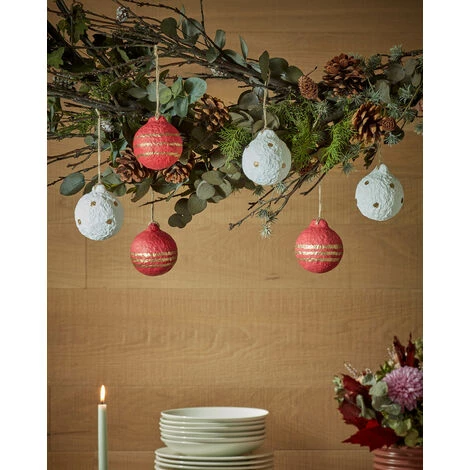 Kave Home - Boules De Noël Galia Rouges à Rayures - Rouge 4 Kave Home - Boules De Noël Galia Rouges à Rayures - Rouge – Image 2