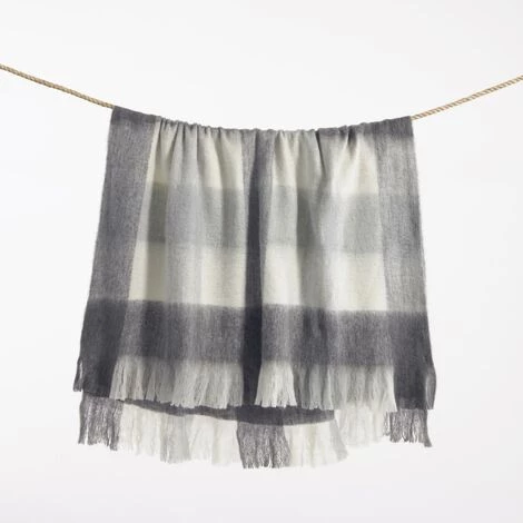 Kave Home - Plaid Catarina Carreaux Blanc Et Gris 125 X 150 Cm - Multicolore 4 Kave Home - Plaid Catarina Carreaux Blanc Et Gris 125 X 150 Cm - Multicolore – Image 2