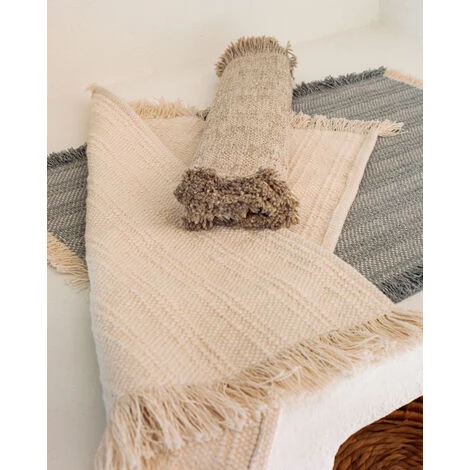 Kave Home - Lot Aicha De 2 Sets De Table 100% Coton Avec Franges Beige Et Bleu 35 X 50 Cm - Bleu 4 Kave Home - Lot Aicha De 2 Sets De Table 100% Coton Avec Franges Beige Et Bleu 35 X 50 Cm - Bleu – Image 2